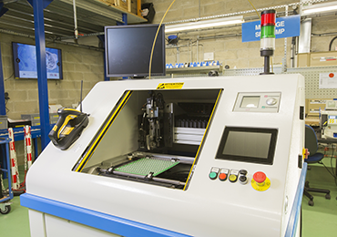 PININSERT 2200 用于PCB和塑料連接器插入的半自動(dòng)大批量生產(chǎn)插針設(shè)備